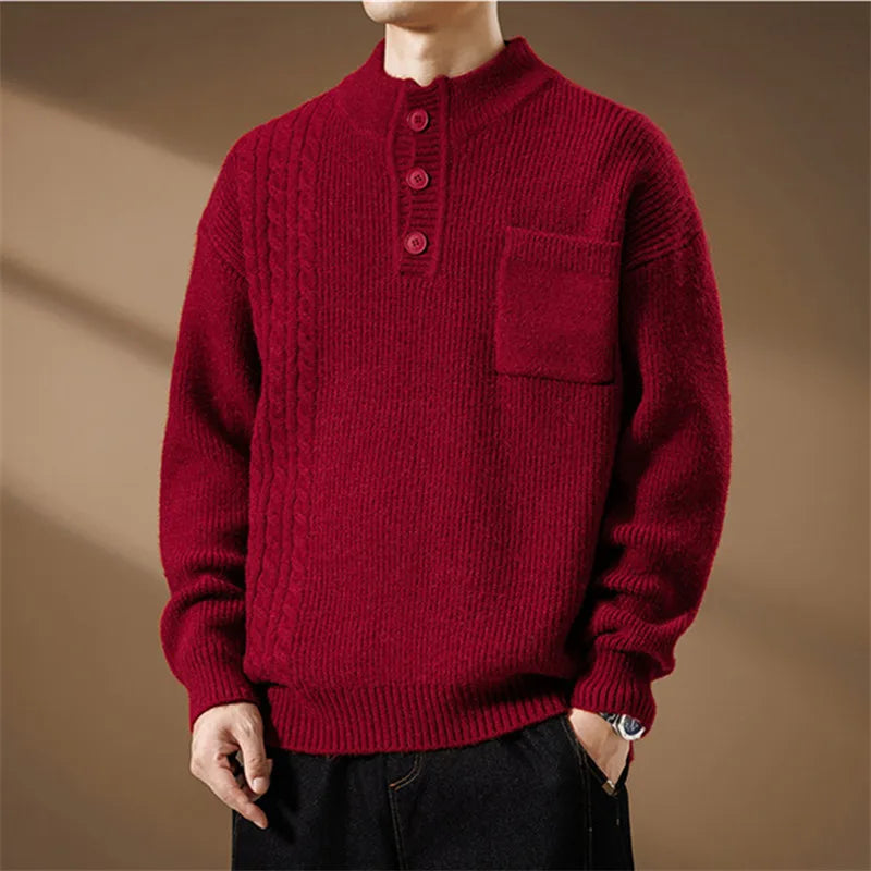 Herresweater i strik med Henley-krave med knapper, fletdetaljer og brystlomme – Strikstil