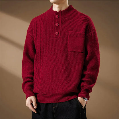 Herresweater i strik med Henley-krave med knapper, fletdetaljer og brystlomme – Strikstil