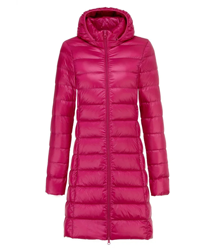 Giacca lunga trapuntata rosa fucsia con cappuccio, chiusura a zip, design moderno, ideale per l'inverno. Moda donna, abbigliamento caldo.