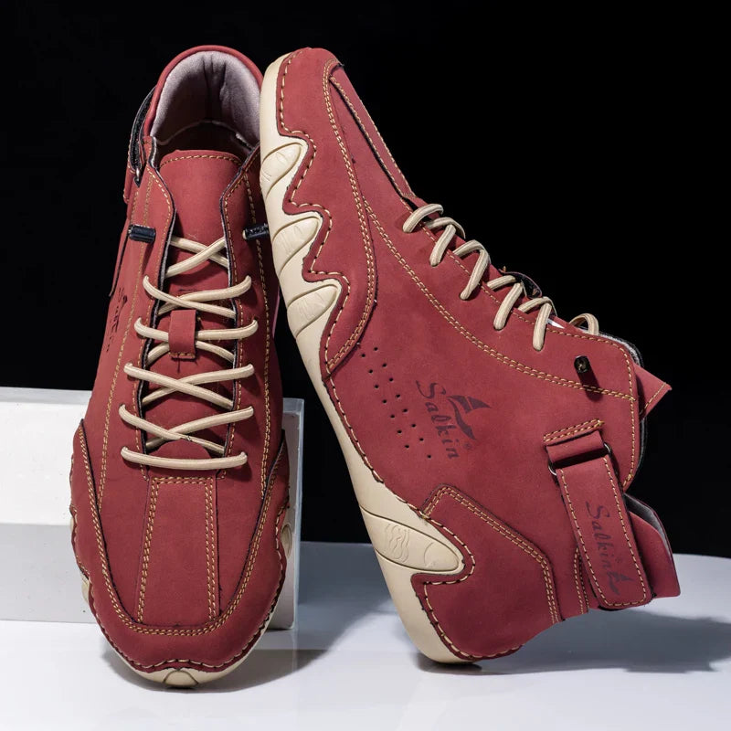 Scarpe da uomo in pelle rossa con suola beige, design moderno e lacci intrecciati. Calzature eleganti e casual, ideali per moda urbana e comfort.