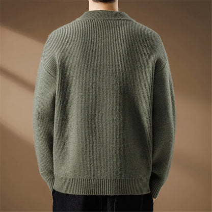 Herresweater i strik med Henley-krave med knapper, fletdetaljer og brystlomme – Strikstil