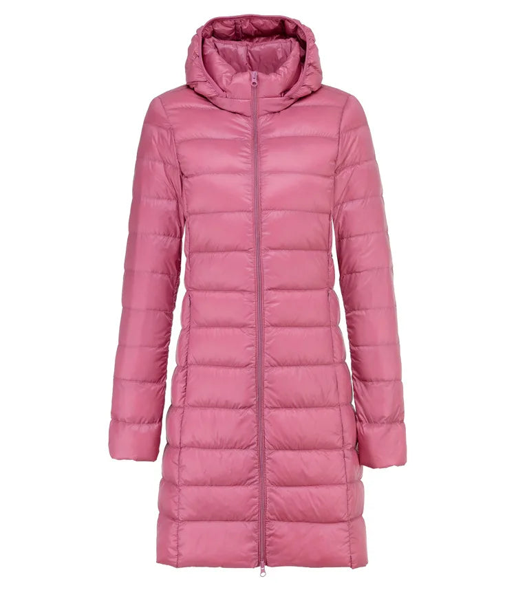 Giacca lunga invernale rosa con cappuccio, imbottitura trapuntata, chiusura a zip. Moda donna, abbigliamento caldo, giacca elegante.