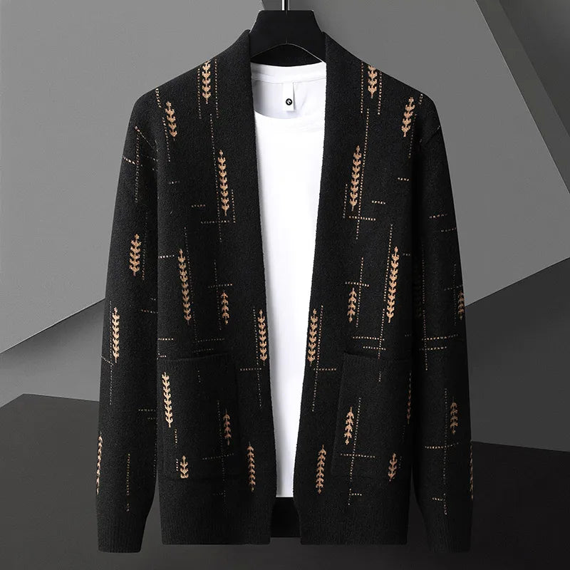 Cardigan nero da uomo con motivo geometrico marrone, abbinato a una maglietta bianca. Moda autunnale elegante, abbigliamento casual maschile.