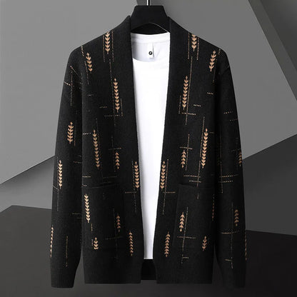 Cardigan nero da uomo con motivo geometrico marrone, abbinato a una maglietta bianca. Moda autunnale elegante, abbigliamento casual maschile.