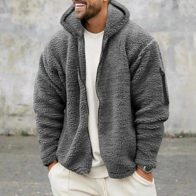 Giacca in pile grigio uomo, stile casual, con cappuccio, indossata su maglia bianca. Moda autunnale, abbigliamento caldo e confortevole.