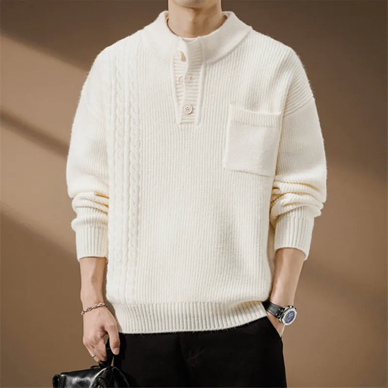 Herresweater i strik med Henley-krave med knapper, fletdetaljer og brystlomme – Strikstil