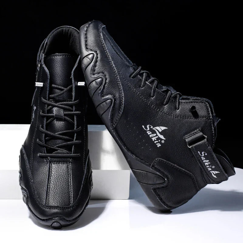 Scarpe da basket nere in pelle sintetica, design moderno, suola antiscivolo, marchio visibile. Ideali per sport e tempo libero.