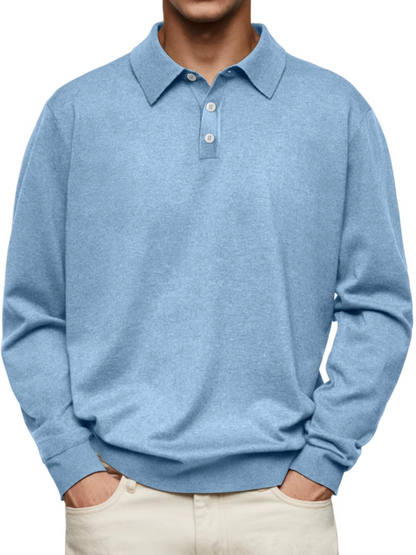 Maglione uomo azzurro con colletto e bottoni, stile casual elegante, indossato con pantaloni chiari. Moda maschile autunno inverno.