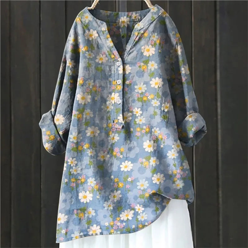 Camicia donna floreale blu con margherite bianche, maniche lunghe, scollo a V, bottoni, stile casual, tessuto leggero, moda primavera estate.