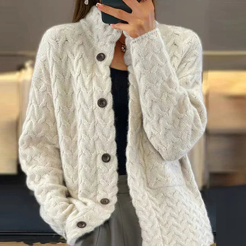 Donna con cardigan bianco lavorato a maglia, bottoni scuri, stile casual elegante. Moda autunno inverno, abbigliamento femminile caldo e confortevole.