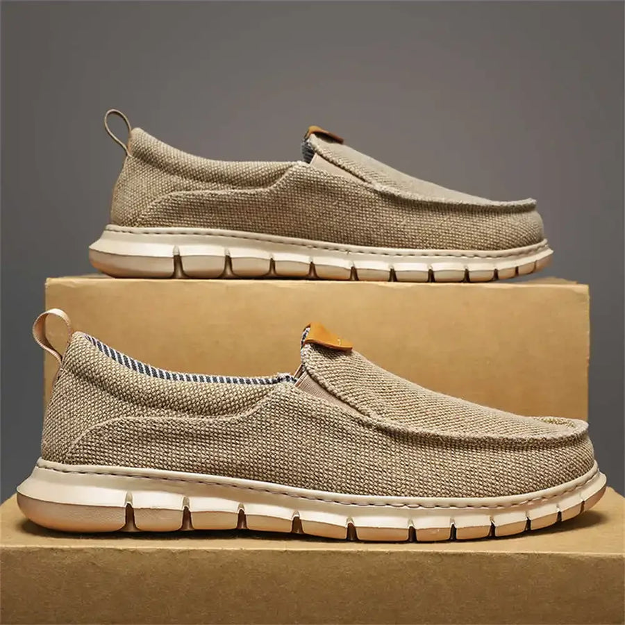 Scarpe slip-on beige in tessuto traspirante su scatole di cartone, suola bianca flessibile. Calzature casual uomo, moda estiva, comfort quotidiano.