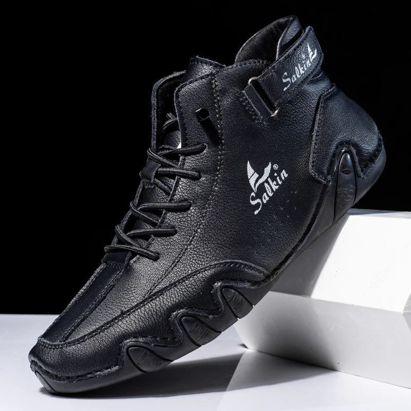 Scarpa sportiva nera in pelle con design moderno, logo "Salkin" visibile, suola antiscivolo, ideale per attività sportive e casual.