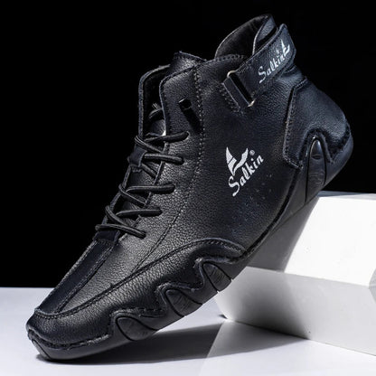 Scarpa sportiva nera in pelle con design moderno, logo "Salkin" visibile, suola antiscivolo, ideale per attività sportive e casual.