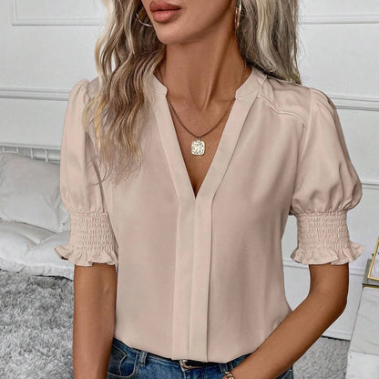 Damebluse med V-hals og puffede ærmer – chiffonstil