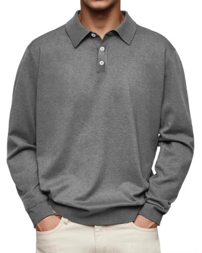 Maglione grigio uomo con colletto e bottoni, stile casual elegante, indossato con pantaloni chiari. Moda maschile autunno inverno.