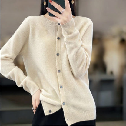Donna con cardigan beige in cashmere, bottoni frontali, sfondo sfocato. Moda autunno, abbigliamento elegante, stile casual chic.