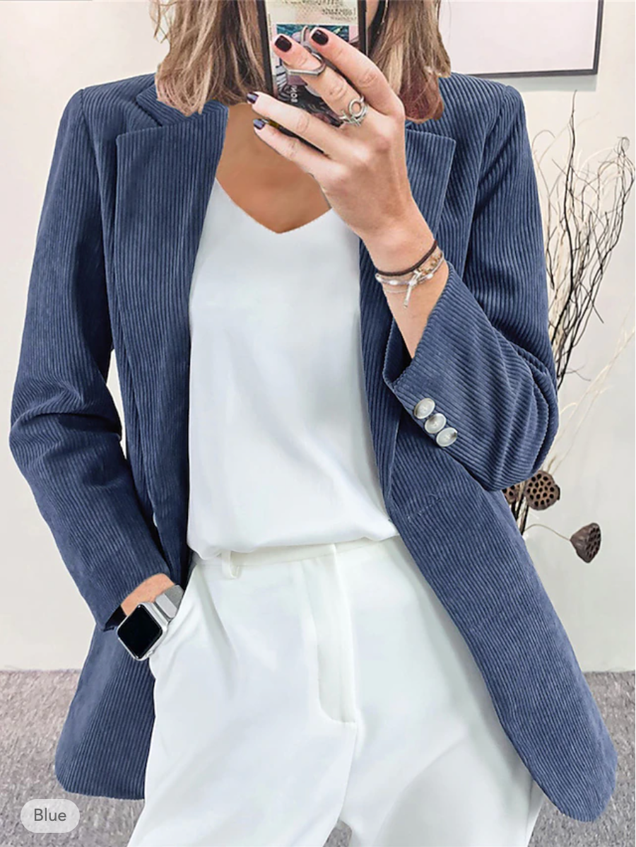Donna in abito elegante: blazer blu a coste, top bianco, pantaloni coordinati. Moda femminile, stile business casual, tendenze abbigliamento 2023.