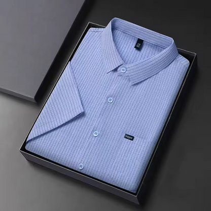 Men's Short Sleeve Shirt with Checkered Pattern and Chest Pocket