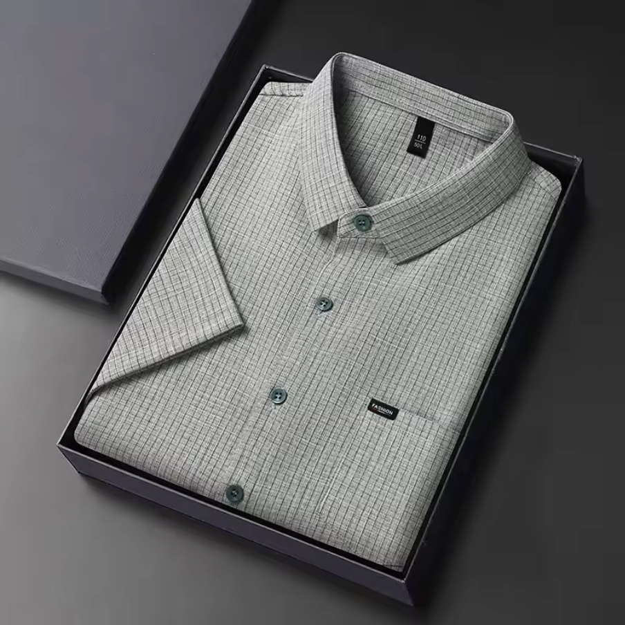 Men's Short Sleeve Shirt with Checkered Pattern and Chest Pocket