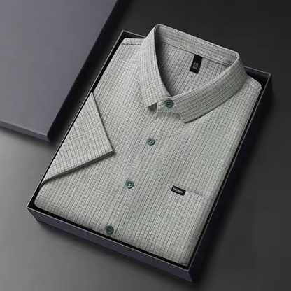 Men's Short Sleeve Shirt with Checkered Pattern and Chest Pocket