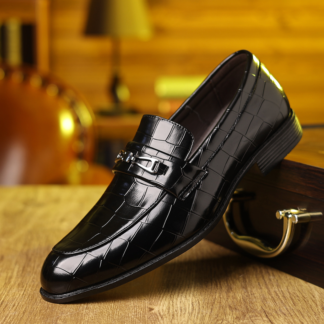 Scarpe Uomo Slip-On a Punta Affusolata con Motivo in Rilievo – Stile Elegante