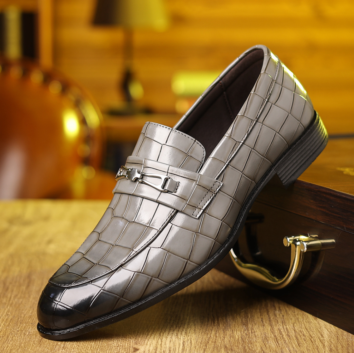 Scarpe Uomo Slip-On a Punta Affusolata con Motivo in Rilievo – Stile Elegante