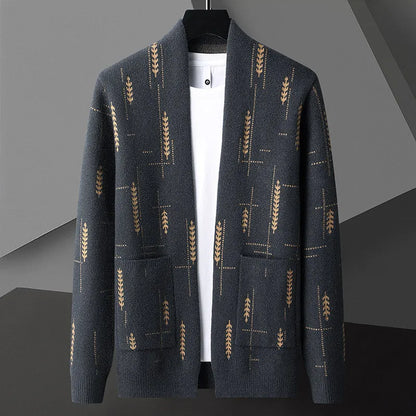 Cardigan uomo grigio scuro con motivo a spighe dorate, tasche frontali, su sfondo geometrico. Elegante maglione autunnale, moda maschile.
