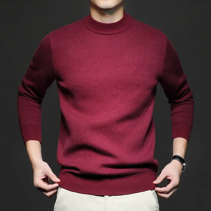 Maglione uomo bordeaux in lana, maniche lunghe, indossato con pantaloni chiari. Moda autunnale, abbigliamento casual elegante.