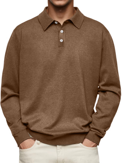Maglione marrone uomo con colletto e bottoni, stile casual elegante, indossato con pantaloni chiari. Moda maschile autunno inverno.