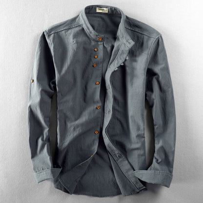 Camicia grigia da uomo in cotone, maniche lunghe, colletto alla coreana, bottoni in legno. Stile casual elegante, moda maschile autunnale.