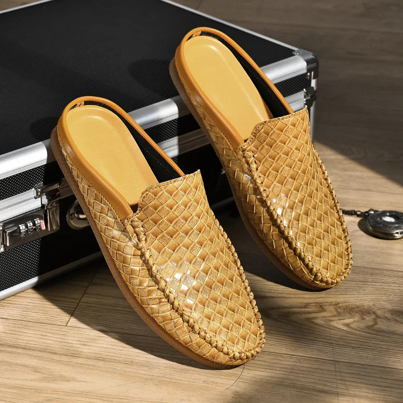 Herreslippers i læder med slip-on, flettet overdel og polstret indlægssål