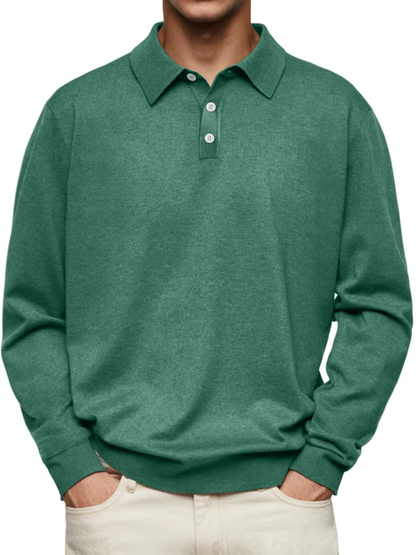 Maglione verde uomo con colletto e bottoni, maniche lunghe, stile casual elegante, indossato con pantaloni chiari. Moda maschile autunnale.
