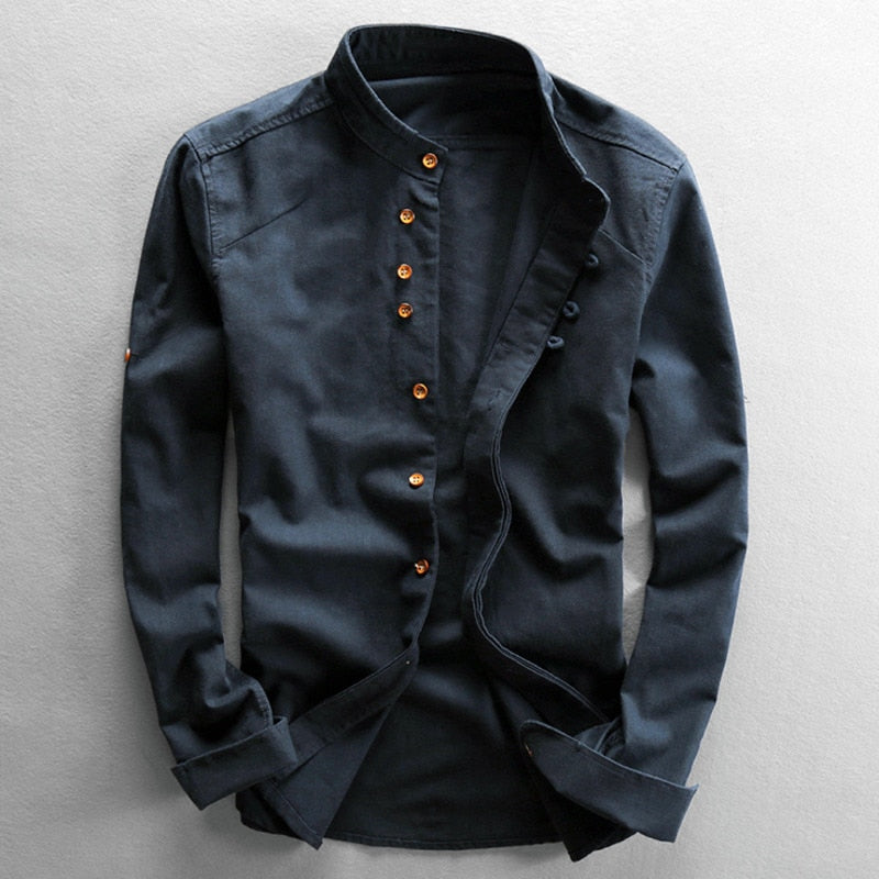 Camicia uomo blu scuro con colletto alla coreana e bottoni in legno, stile casual elegante, ideale per moda maschile autunno inverno.