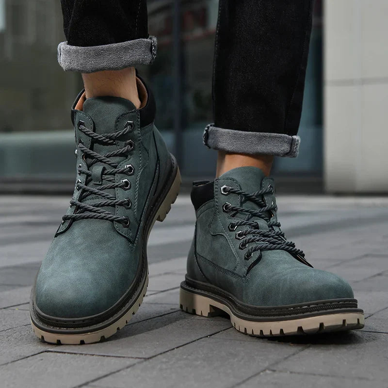 Stivali da uomo in pelle verde, stile casual, su marciapiede urbano. Scarpe resistenti con suola robusta, ideali per moda autunnale e invernale.