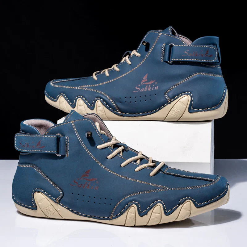 Scarpe da ginnastica alte blu con suola beige, design moderno e logo "Salkin". Calzature casual per uomo, stile urbano e confortevole.