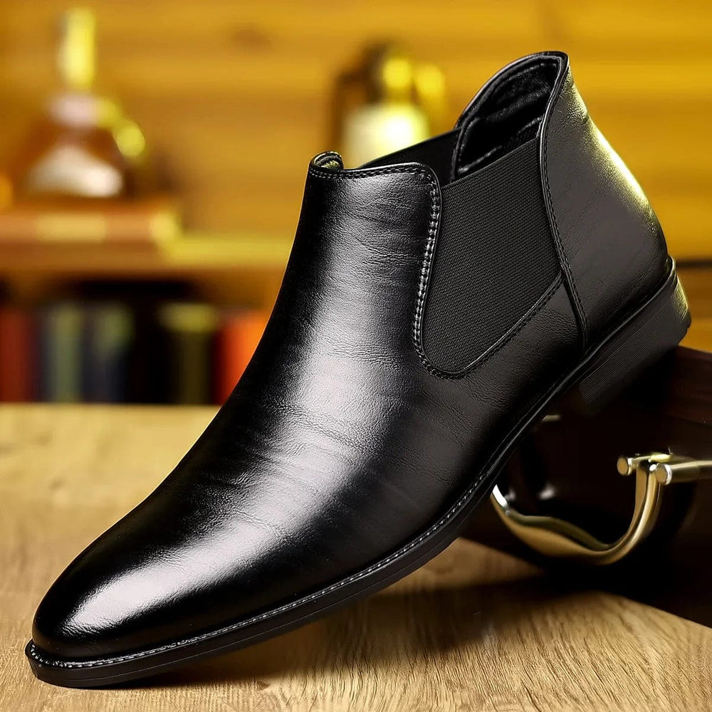 Stivaletto uomo in pelle nera lucida su sfondo sfocato, design elegante e moderno, perfetto per moda maschile e abbigliamento formale.