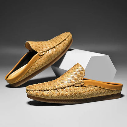 Herreslippers i læder med slip-on, flettet overdel og polstret indlægssål