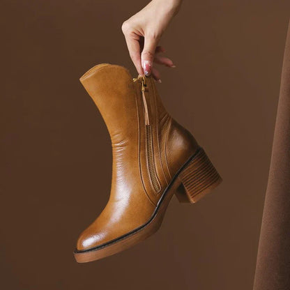 Stivaletto in pelle marrone con tacco largo, chiusura a zip laterale, design elegante e moderno, perfetto per moda autunnale e invernale.