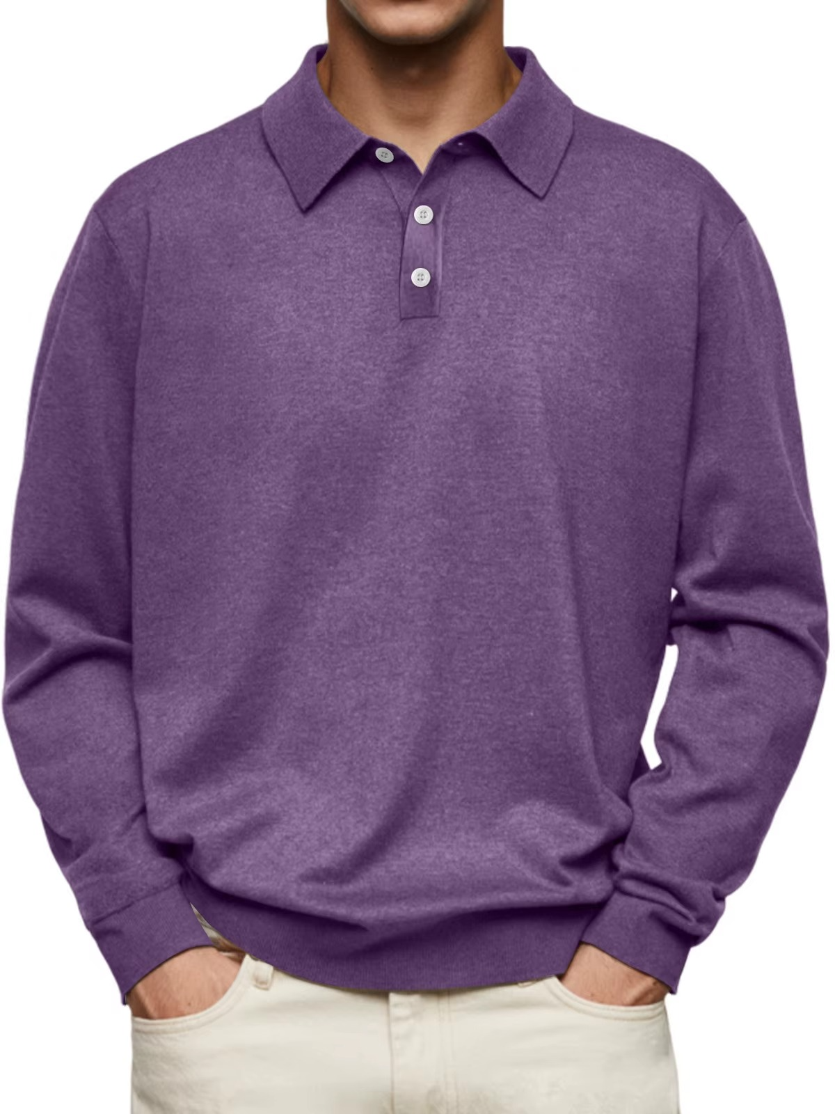 Maglione uomo viola con colletto e bottoni, stile casual elegante, indossato su pantaloni chiari. Moda autunnale, abbigliamento maschile trendy.