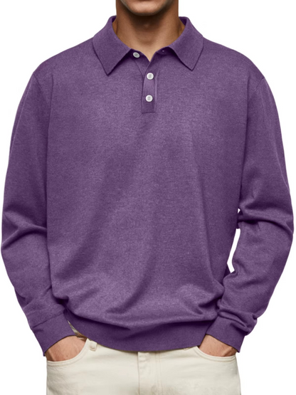Maglione uomo viola con colletto e bottoni, stile casual elegante, indossato su pantaloni chiari. Moda autunnale, abbigliamento maschile trendy.