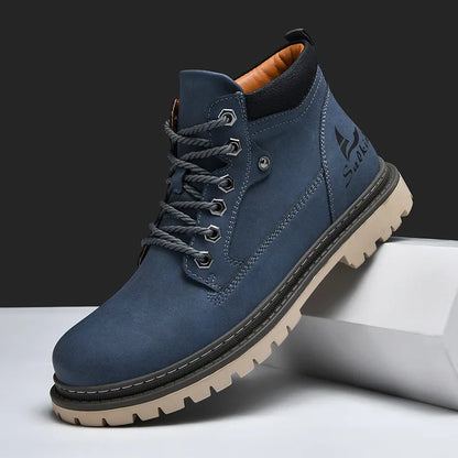 Scarponcino uomo blu in pelle scamosciata, suola in gomma antiscivolo, design moderno, lacci robusti, ideale per trekking e uso quotidiano.