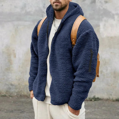 Giacca in pile blu uomo, stile casual, con cappuccio e zaino marrone. Moda autunno inverno, abbigliamento caldo e confortevole.