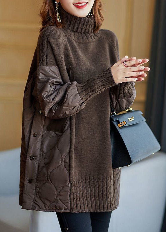 Donna con maglione marrone a collo alto, dettagli trapuntati, maniche lunghe, borsa nera elegante. Moda autunnale, abbigliamento casual chic.