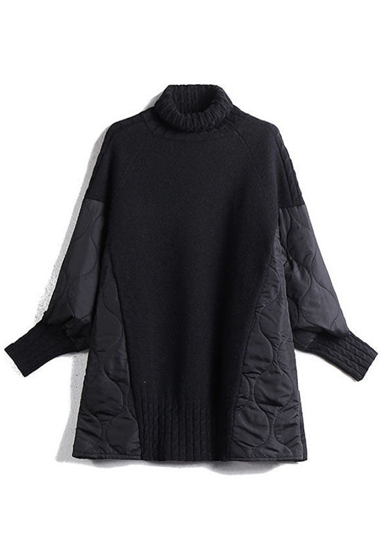 Maglione nero a collo alto con maniche lunghe trapuntate, design elegante e moderno, ideale per l'inverno. Moda donna, abbigliamento caldo.