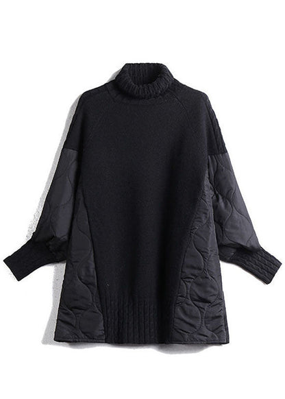 Maglione nero a collo alto con maniche lunghe trapuntate, design elegante e moderno, ideale per l'inverno. Moda donna, abbigliamento caldo.