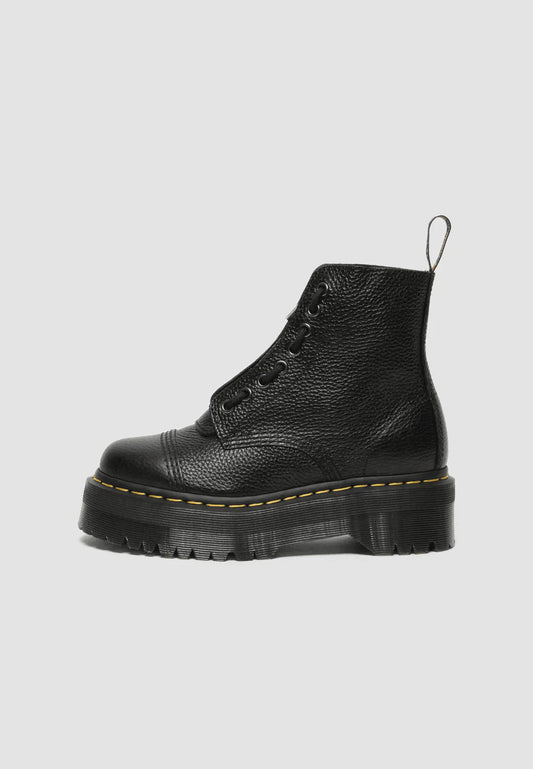 Stivaletto nero in pelle con suola spessa e cuciture gialle, design robusto e moderno, ideale per moda urbana e look casual.