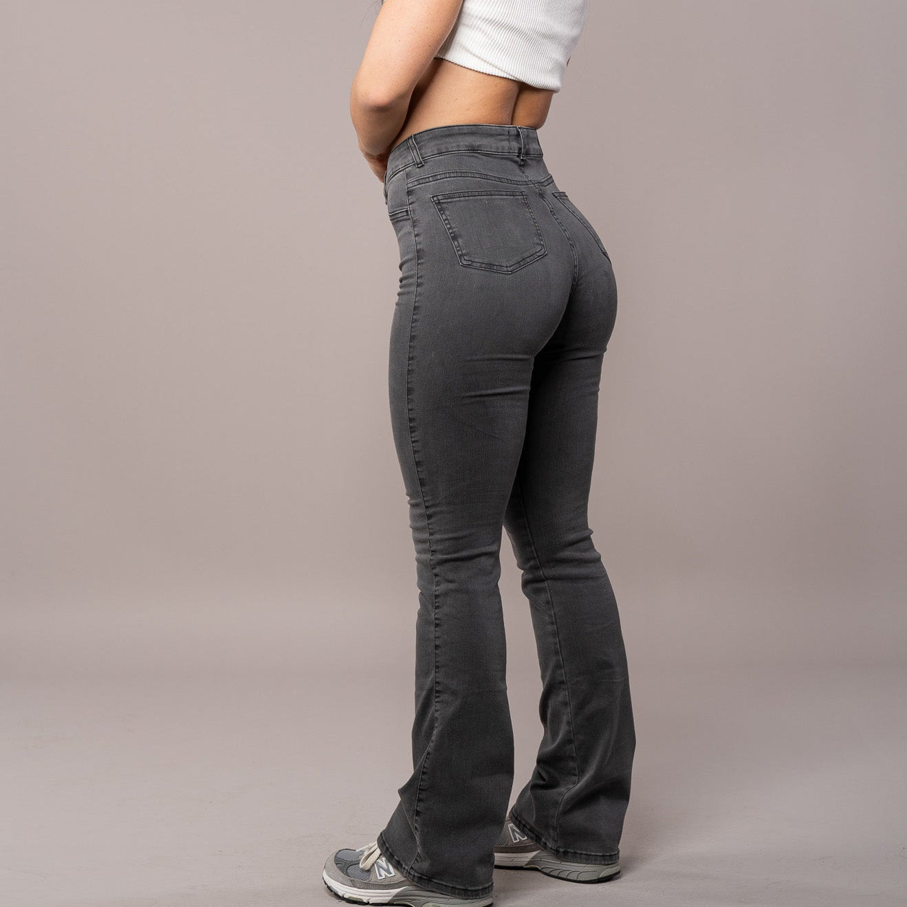 Damejeans med vide ben og høj, elastisk talje