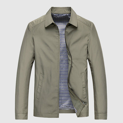 Giacca uomo verde oliva, leggera, con fodera a quadri, chiusura zip, stile casual elegante, perfetta per primavera e autunno.