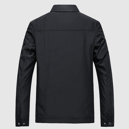 Giacca nera da uomo vista posteriore, design elegante e moderno, tessuto resistente, ideale per abbigliamento casual e formale.