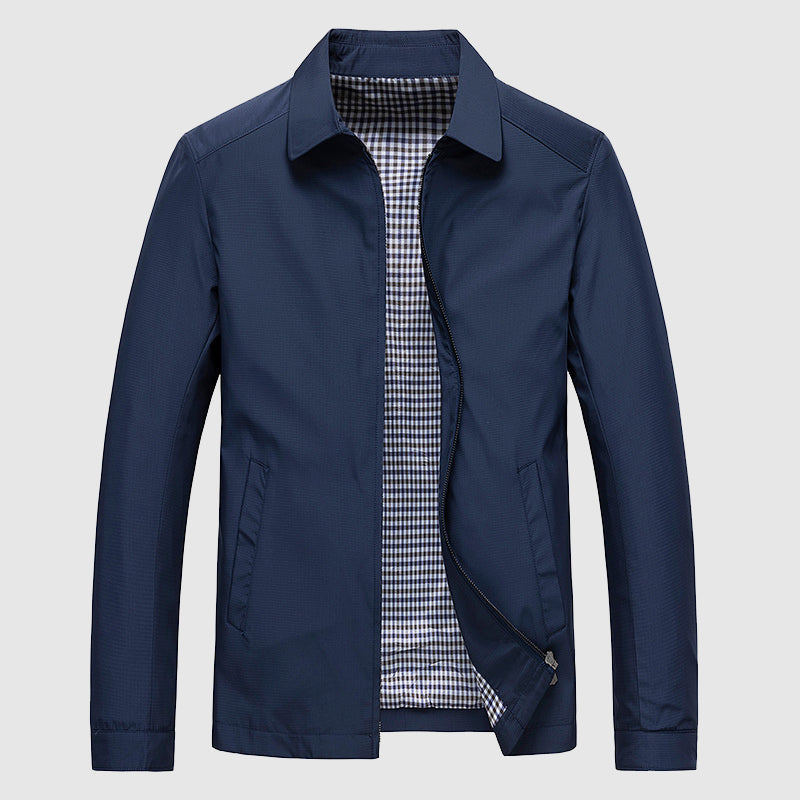 Giacca blu da uomo con fodera a quadri, chiusura a zip, colletto classico. Elegante e versatile, ideale per moda casual e formale.